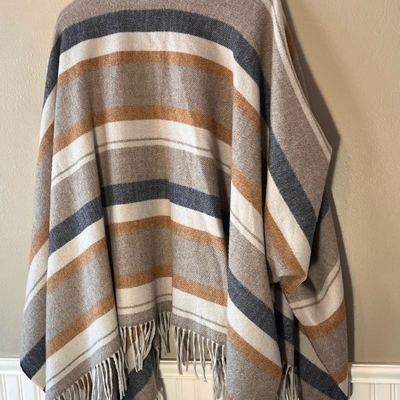 Maurice’s Wrap Shawl - Fringe detail - One Size - Picture 3 of 5